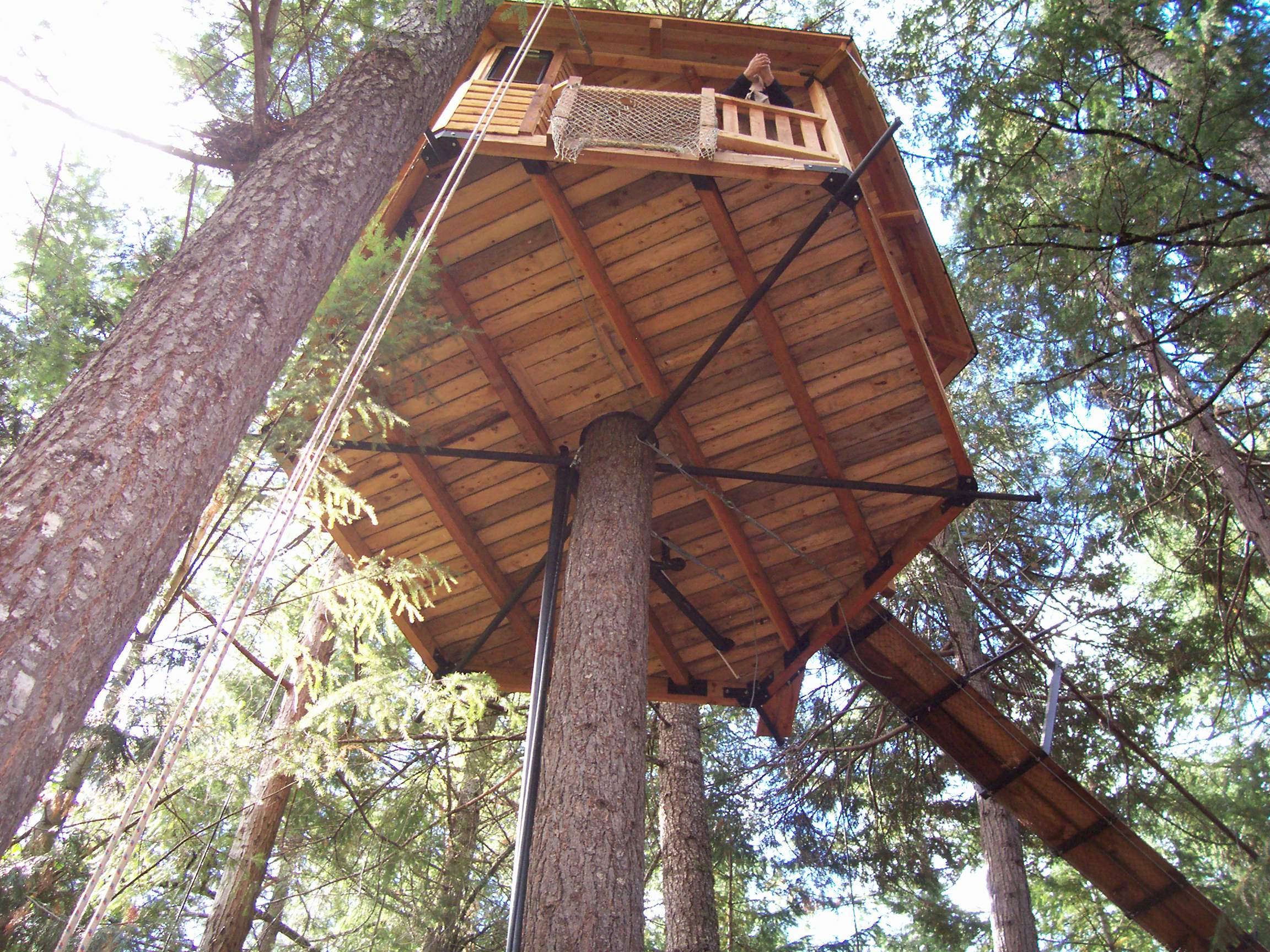Building a tree house with pallets